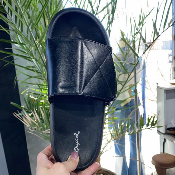 Qupid Chelsea Slide Sandals Black New - Picture 3 of 4